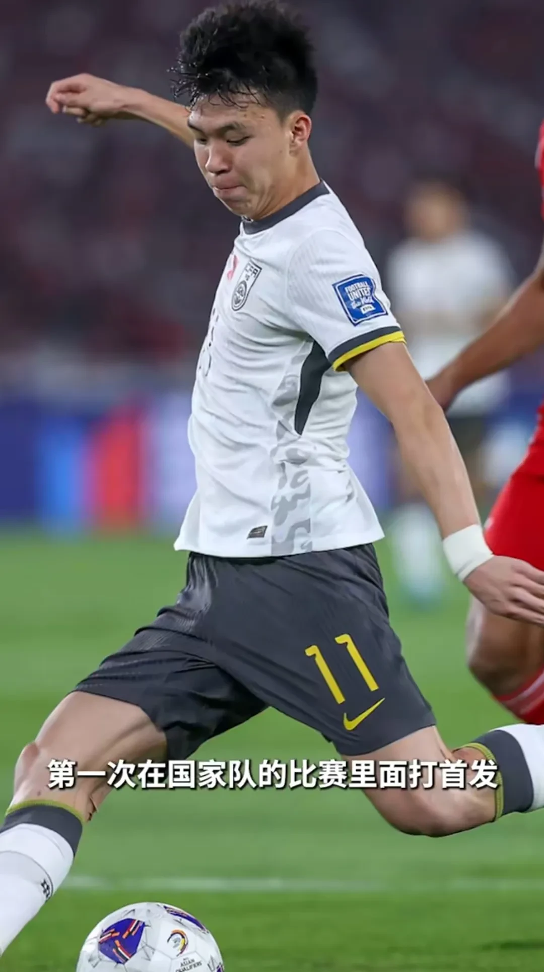 包含新晋足球天才迎来首秀，表现抢眼吸引球迷目光的词条