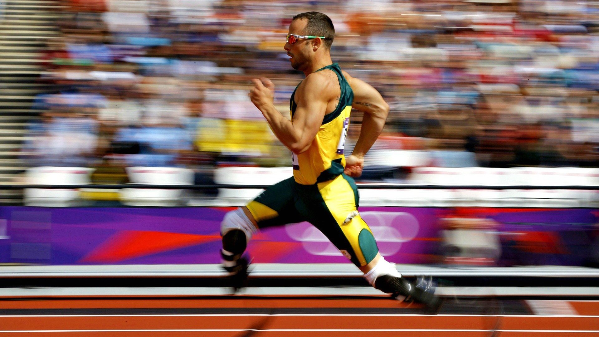 赛道与球场,当F1街道赛焦点战遇见雄鹿打穿深圳队